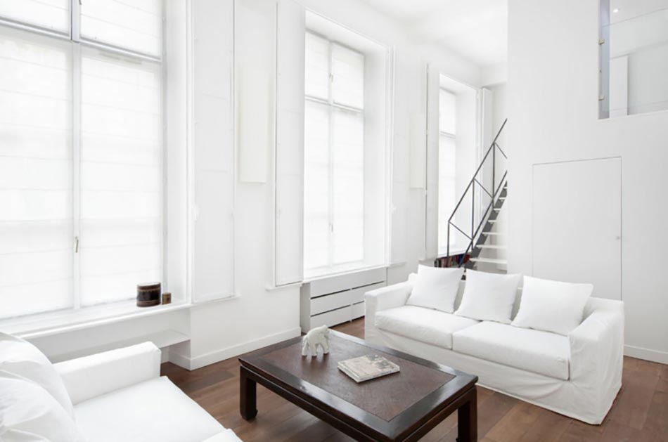 Appartement en duplex à l'intérieur en blanc