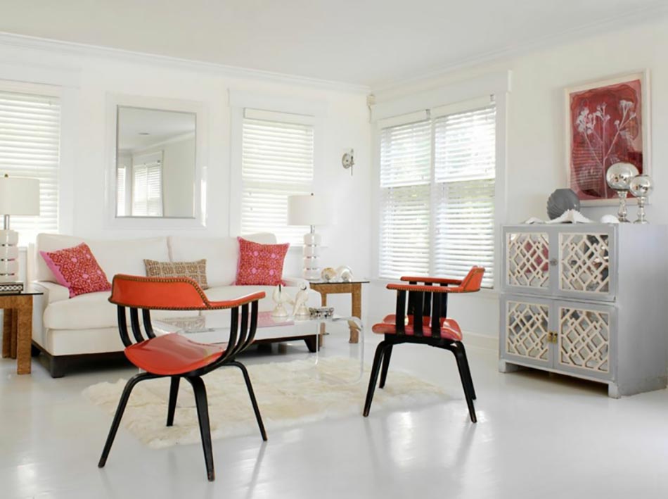 Salon moderne en blanc aux touches couleurs rouges