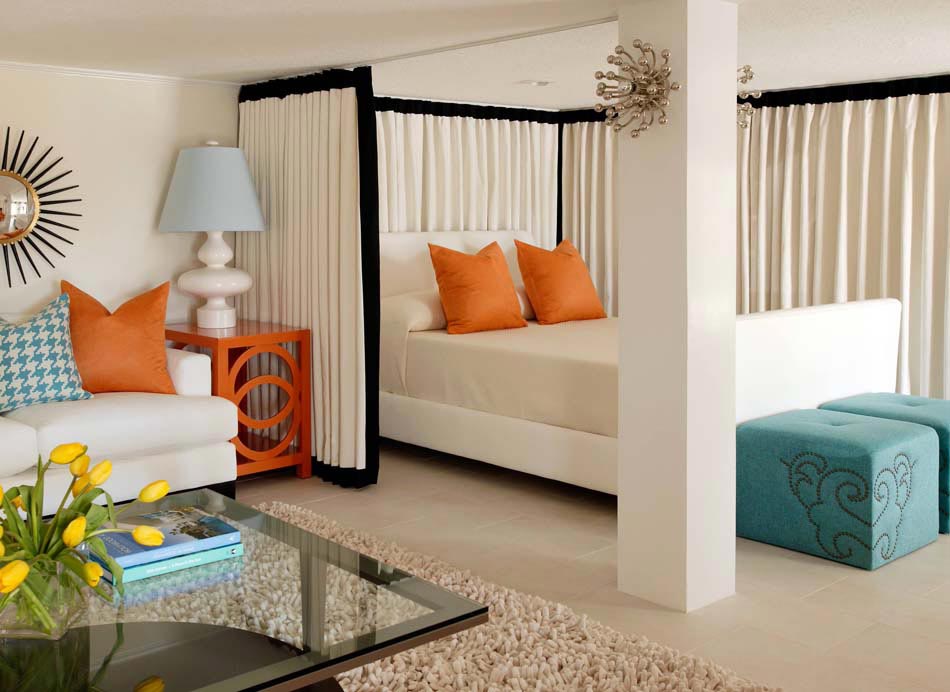Utiliser les rideaux déco afin d’instaurer un sentiment d’intimité délimiter le lit du séjour idées solution pratique rideau