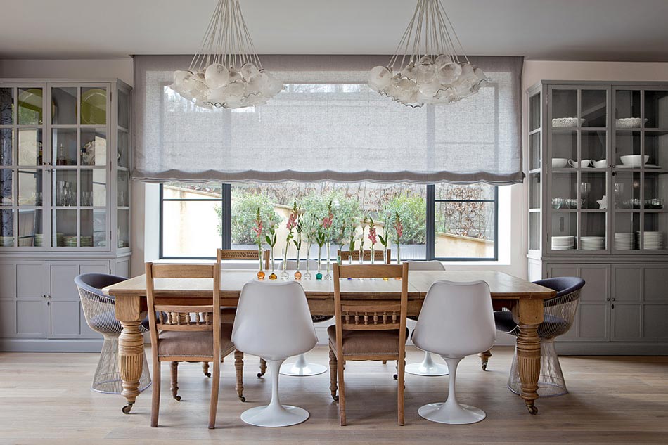 salle à manger en gris avec des chaises dépareillées