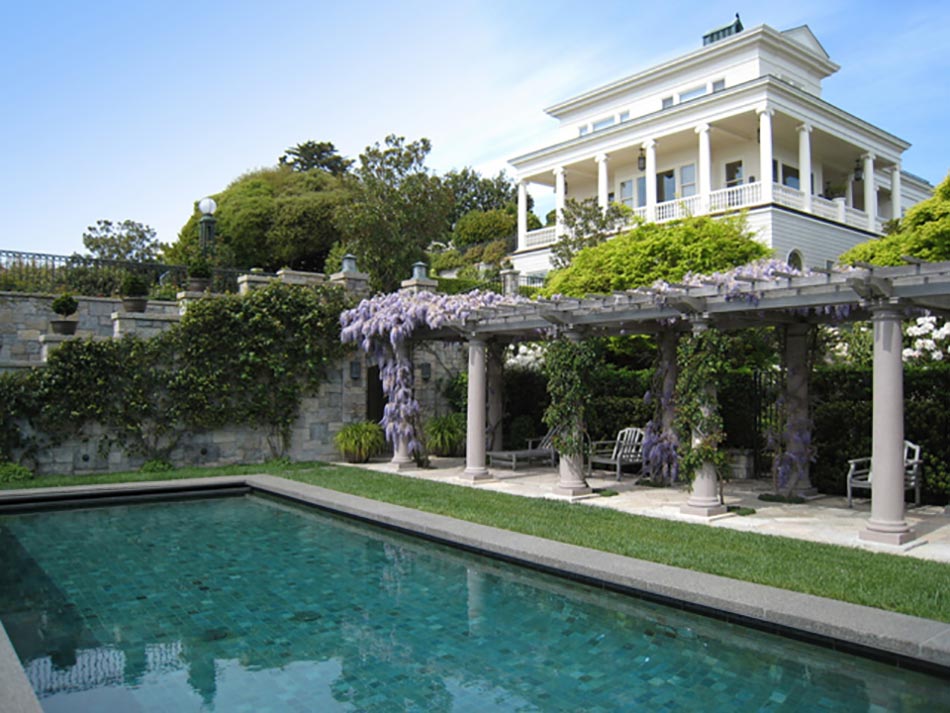 piscine et terrasse aux glycines