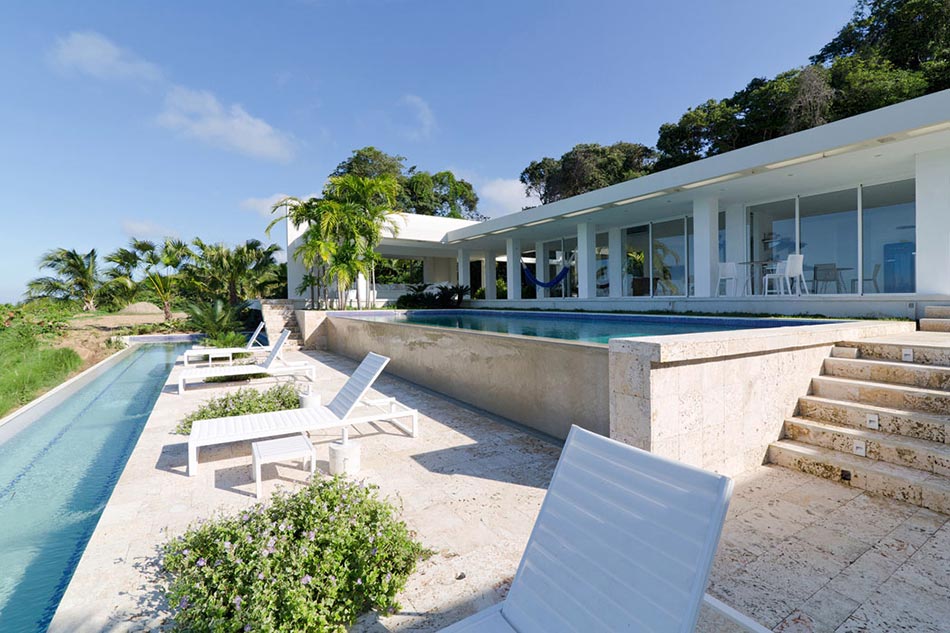 Terrasse et piscines à débordement à deux niveaux de cette belle villa contemporaine terrasse deux piscines à débordement exotiques extérieures