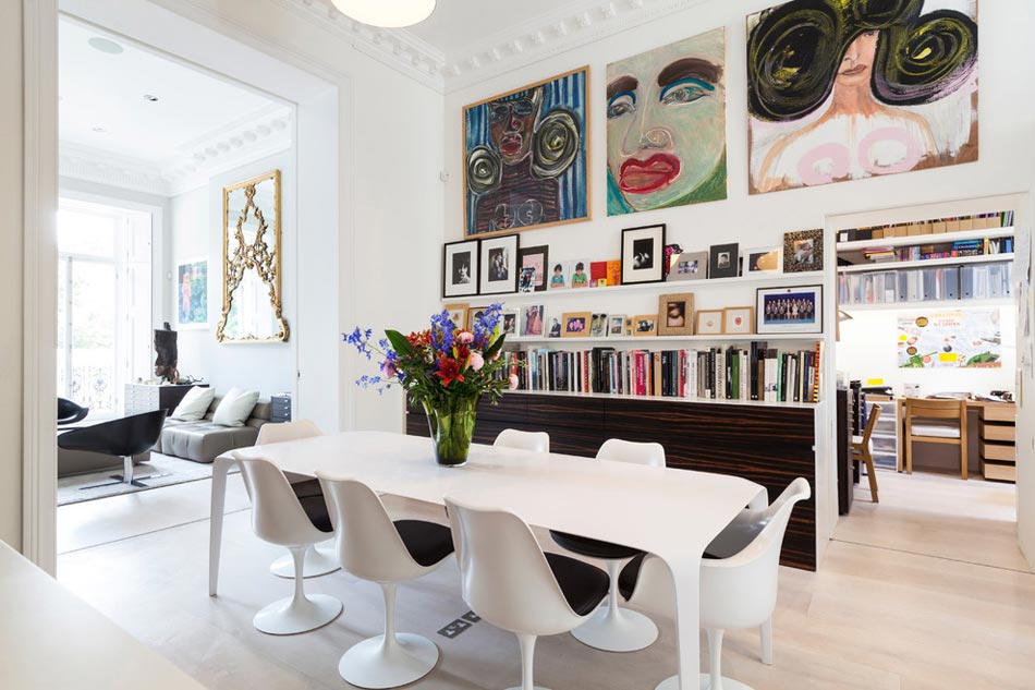salle à manger éclectique avec chaises tulipe