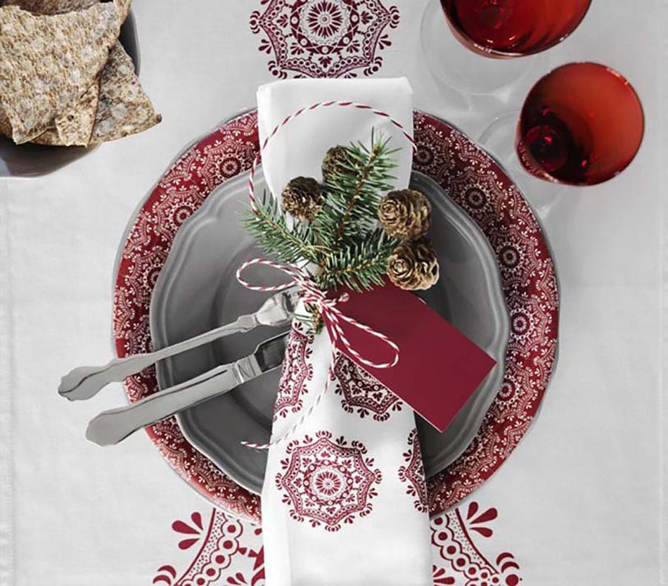 déco vaisselle table Noël en blanc et rouge