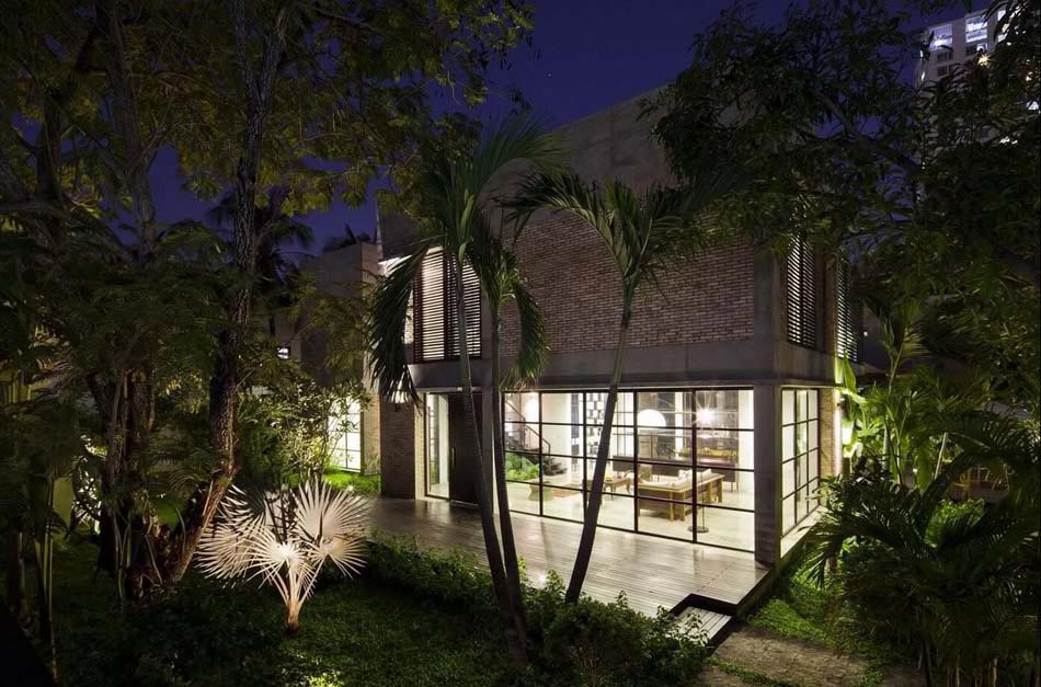 belle maison rénovée d'architecte vue de nuit