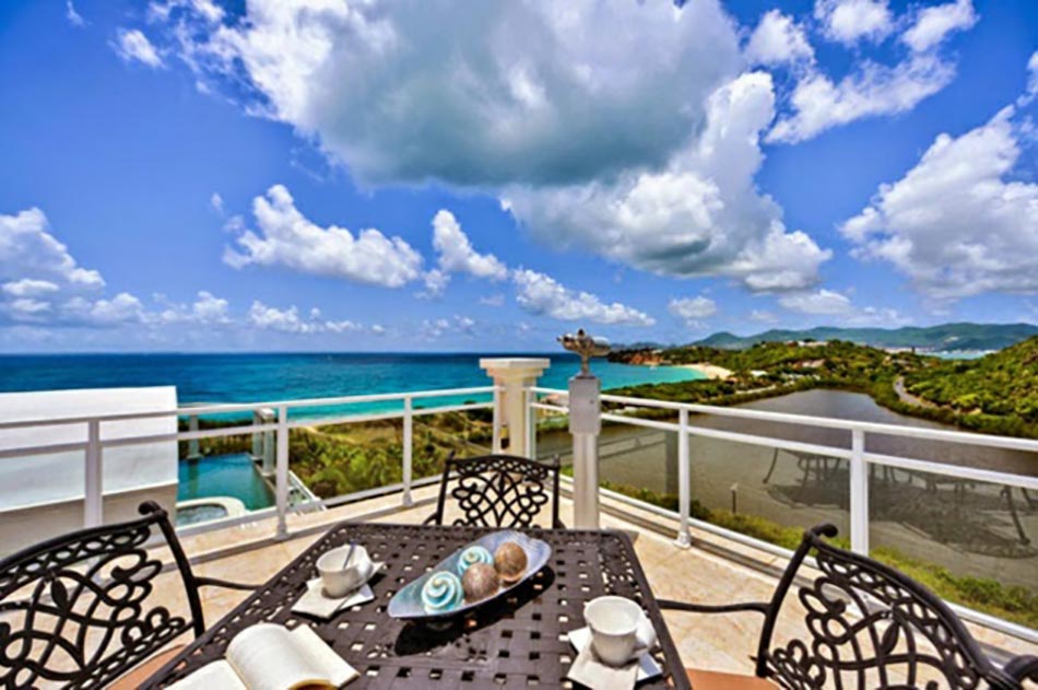 sublime villa caraïbes vue sur l'eau turquoise
