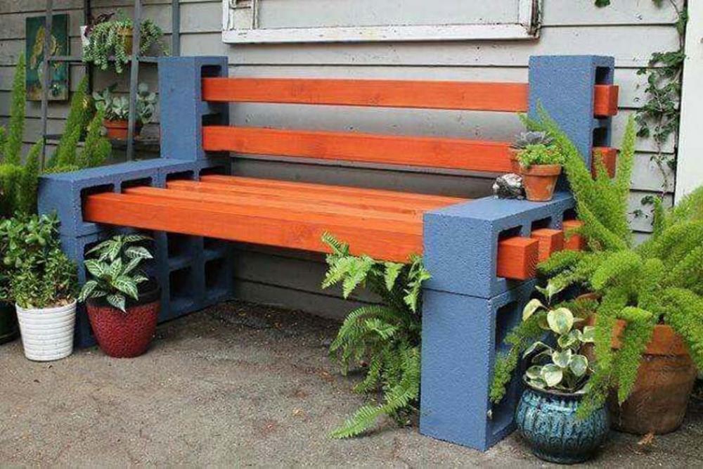 Banc aménagement jardin créatif en parpaings peints et piquets carrés idées aménagement jardin terrasse diy