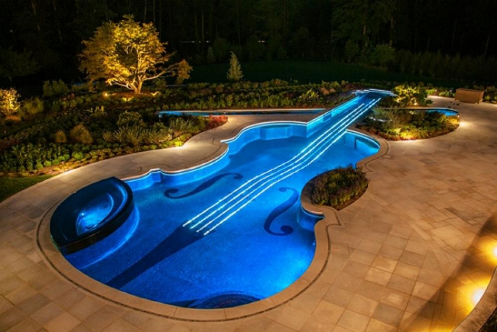 Vue nocturne sur la piscine éclairée en bleu