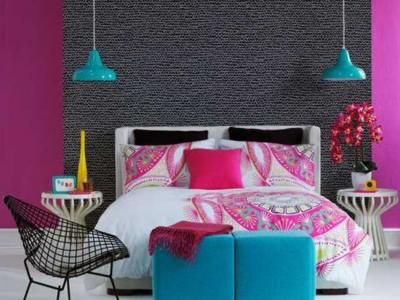 chambre à coucher aux couleurs vives et tendance