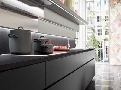 Cuisine comptoir de granit foncé moderne