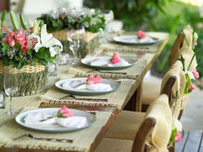 recevoir en plein air dans le jardin table dressée