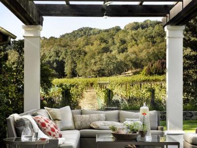 décorer pergola salon extérieur avec tapis