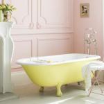 Salle de bain rose « fille » à la baignoire jaune