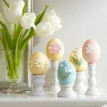 déco maison spéciale Pâques aux tulipe et œufs colorés