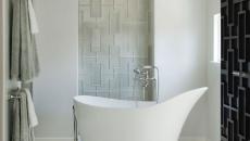 salle de bain design style en blanc