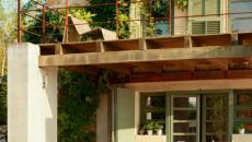 mobilier de jardin en bois devant la maison