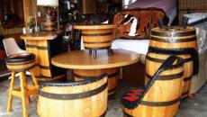 Meuble original en fûts de bois verni