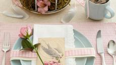 table de Pâques en rose doux