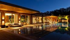 Terrasse et piscine vues de nuit