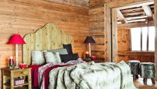 La chambre rustique par excellence aux fourrures et bois brut