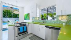 cuisine design tout en vert et blanc