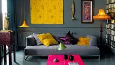 Salon à la deco maison sombre aux touches orange osées