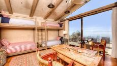 Chambre des enfants avec les lits superposés