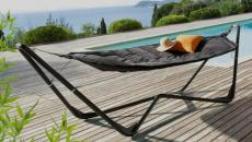 le hamac moderne près la piscine
