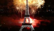Explosion de feux d’artifice devant la Tour Eiffel