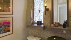 Salle de bain aux murs couleur sable