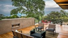 Grande terrasse en bois à la cheminée