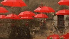 Ambiance surréaliste grâce aux idées déco de parapluies rouges