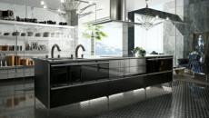 cuisine tout en gris aux placards ouverts