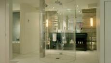 Cabine de douche design transparent et futuriste