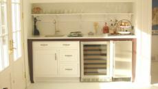 Belle petite cuisine aménagée en blanc