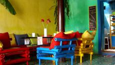 Couleurs pétillantes et mobilier rustique