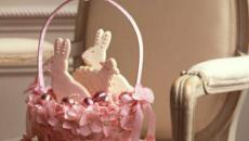 panier de pâques à œufs et fleurs roses