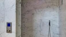 Douche design entièrement en marbre blanc