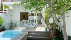 Aménagement extérieur avec piscine et verdure
