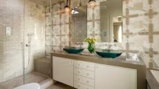 Salle de bain en beige et grande cabine de douche design