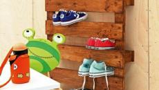 Palettes en bois transformées en étagères chaussures