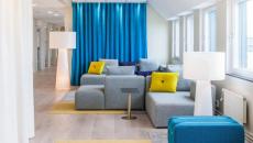 Intérieur bleu comme le rideau déco