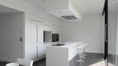 cuisine et ilot tout en blanc
