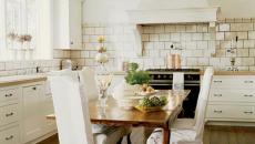 Mobilier traditionnel en blanc, sol et table en bois naturel