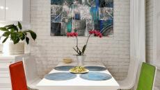 Mobilier moderne et multicolore au design un brin rétro salle à manger petit appartement de ville