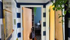 Une déco entrée d’appartement moderne très éclectique et chargée en couleurs ou motifs appartement de ville déco design intérieur