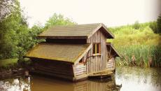 cabane dans le lac avec barque 