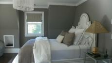 chambre à coucher en blanc et gris mixte