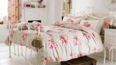 Un thème déco chambre avec un linge qui nous transporte au cœur de la campagne rose et féminine idée déco chambre à coucher fleurs