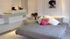 chambre moderne en blanc gris et coussins fouchsia